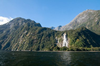 Cascade Peak ve Barren Peak arasında Bowen Falls, Milford Sound, Fiordland Ulusal Parkı, Yeni Zelanda şelalesi