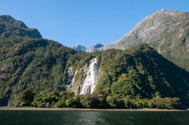Cascade Peak ve Barren Peak arasında Bowen Falls, Milford Sound, Fiordland Ulusal Parkı, Yeni Zelanda şelalesi