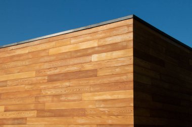 Kırmızı sedirin modern mimari detayı ahşap cephe, geometrik şekil, minimalist estetik