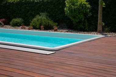 Teakwood döşeme çizgileriyle yüzme havuzu yaz tatili eğlence fikirleri, meşe ağacından döşeme