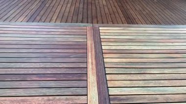 Tahta mantar mantarı. Çam ağacının üstünde dış masa.