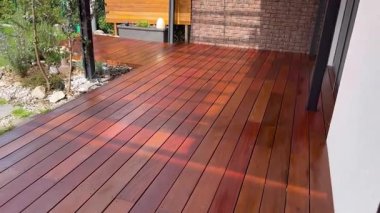 Hardwood güvertesi terası olan bir avlu. 4K video ev dış veranda ile ahşap teras, ipe ahşap güverte