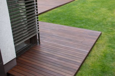 Pencere ve veranda parke zemininde dış panjurlar