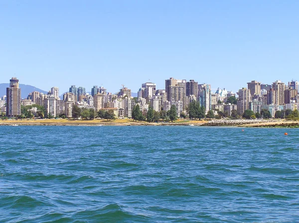 Vancouver siluetinin bir parçası, güneşli bir yaz gününde English Bay 'deki tekneden görüldüğü gibi.