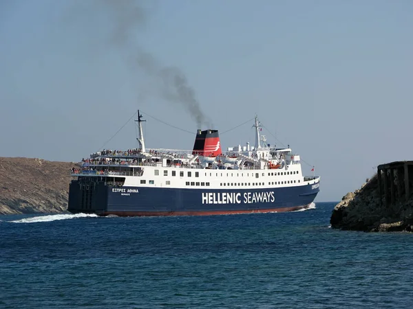 Ios Adası, Cyclades, Yunanistan - 17 Temmuz 2006: Hellenic Seaways feribot ekspresi Athina Ios Adası, Cyclades, Yunanistan limanından ayrılıyor