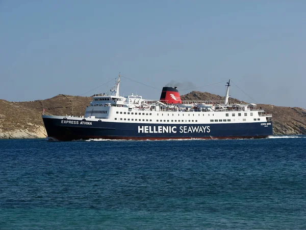 Ios Adası, Cyclades, Yunanistan - 17 Temmuz 2006: Yunan Denizyolu feribot ekspresi Athina Ios adasının liman körfezine giriyor, Kiklad, Yunanistan