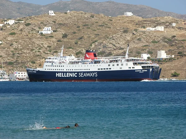 Ios Adası, Cyclades, Yunanistan - 17 Temmuz 2006: Yunanistan 'ın Kiklad adasındaki limana yaklaşan Yunan Denizyolu feribot ekspresi Athina