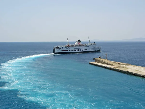 TINOS ADASI, GREECE - 1 Temmuz 2006: Agoudimos Lines feribot Penelope A Tinos Adası limanından ayrılıyor