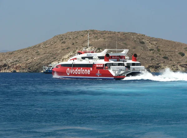 IOS ADASI, CYCLADES, GREECE - 16 Temmuz 2006: Yunan Denizleri yolcu katamaranı Uçan Kedi 4, Ios Adası 'nın liman koyundan ayrılıyor