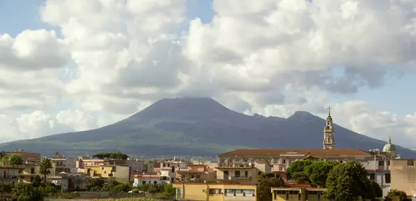 Pompei şehrinin bir kısmı, Pompei 'nin Kutsal Bakire Papalık Tapınağı ve Pontificio Istituto Bartolo Longo' nun da içinde bulunduğu, Vezüv Dağı 'nın arka planında yer aldığı kısmı.