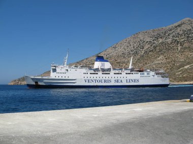 SIFNOS ADASI, GREECE - 24 Ağustos 2007: Ventouris Sea Lines şirketinden feribot Agios Georgios Sifnos adasının limanı olan Kamares limanına yaklaşıyor.