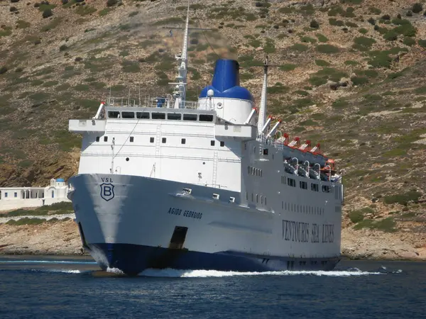 SIFNOS, GREECE - 24 AĞUSTOS 2007: Ventouris Sea Lines şirketinden feribot Agios Georgios, Sifnos adasının limanı Kamares 'e yanaşmadan önce son manevrayı yapıyor.