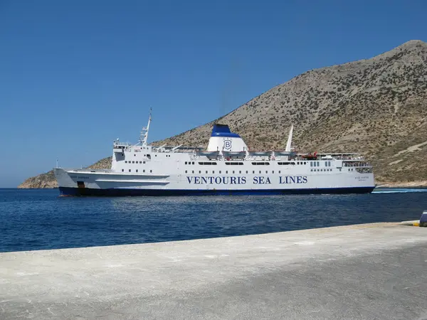 SIFNOS ADASI, GREECE - 24 Ağustos 2007: Ventouris Sea Lines şirketinden feribot Agios Georgios Sifnos adasının limanı olan Kamares limanına yaklaşıyor.
