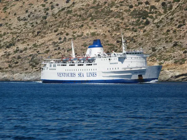 SIFNOS ADASI, GREECE - 24 Ağustos 2007: Ventouris Sea Lines şirketinden feribot Agios Georgios Sifnos Adası 'na yaklaşıyor.