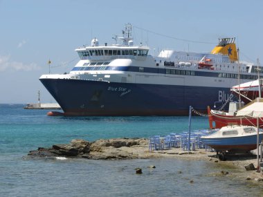 MYKONOS ADASI, GREECE - 10 Temmuz 2006: Blue Star feribot Blue Star Ithaki eski Mykonos Adası limanına yanaştı
