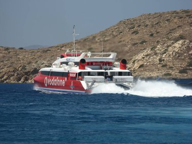 IOS ADASI, CYCLADES, GREECE - 16 Temmuz 2006: Yunan Denizleri yolcu katamaranı Uçan Kedi 4 'ün liman limanından ayrılışı,