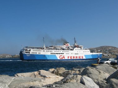 PAROS, GREECE - 19 Ağustos 2007: GA feribot Romilda, Paros adasının ana limanı olan Parikia 'daki yanaşma noktasına yaklaşıyor.