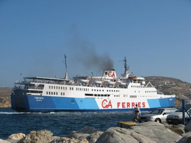 PAROS ADASI, GREECE - 19 Ağustos 2007: GA feribot Romilda, Paros adasının ana limanı olan Parikia 'daki yanaşma noktasına yaklaşıyor.