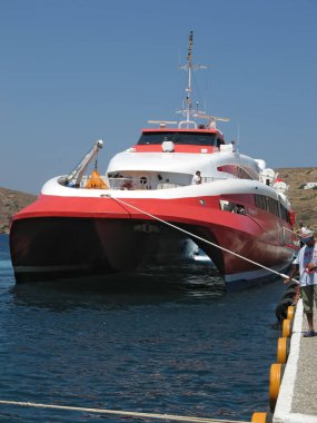 IOS, CYCLADES, GREECE - 16 Temmuz 2006: Yunan Denizleri Yolcu Katamaranı Uçan Kedi 4 Ios Adası limanına yanaştı