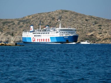 IOS, GREECE ADASI - 30 Ağustos 2007: GA feribot Milena, Ios adasının liman körfezine giriyor