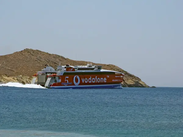 IOS ADASI, CYCLADES, GREECE - 17 Temmuz 2006: Hellenic Seaways feribotu Catamaran Highspeed 4, Ios Adası liman körfezinden ayrılıyor