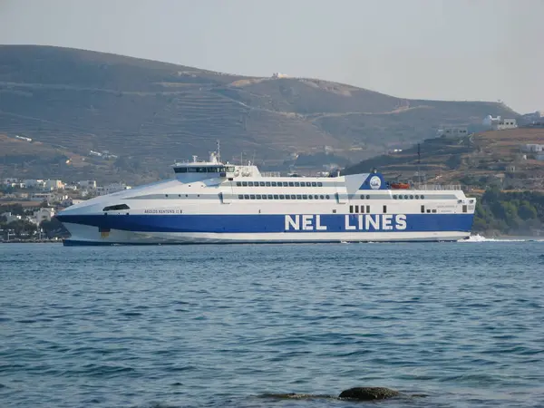 PAROS, GREECE - 20 Ağustos 2007: NEL LINES yüksek hızlı feribot Aeolos Kenteris 2 Paros adasının ana limanı Parikia 'daki yanaşma noktasına yaklaşıyor