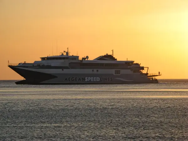 SIFNOS, GREECE - 23 AĞUSTOS 2007: Speedrunner 1 yüksek hızlı feribot katamaranı Sifnos adası Kamares 'e yanaşmadan önce son manevrayı yapıyor.