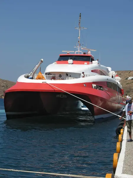 IOS, CYCLADES, GREECE - 16 Temmuz 2006: Yunan Denizleri Yolcu Katamaranı Uçan Kedi 4 Ios Adası limanına yanaştı