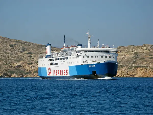IOS ADASI, GREECE - 30 Ağustos 2007: GA feribot Milena, Ios adasının liman körfezine giriyor.