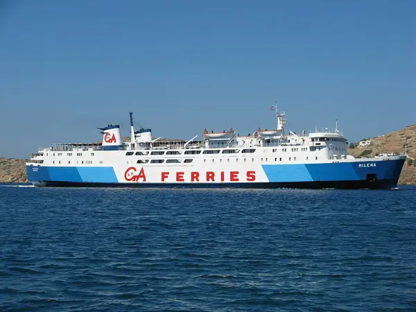 IOS ADASI, GREECE - 30 Ağustos 2007: GA feribot Milena, Ios Adası limanına yaklaşıyor