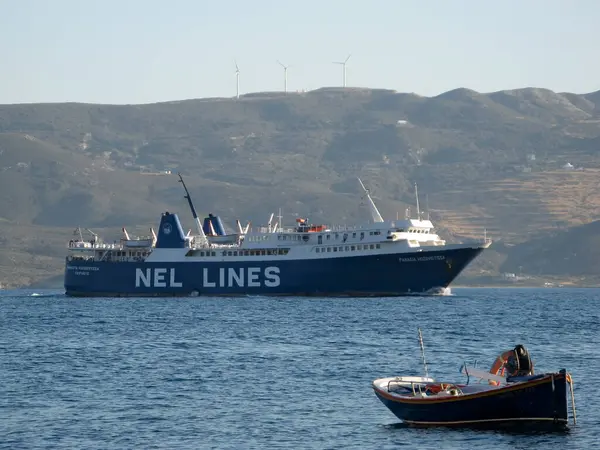 MILOS, GREECE - 26 AĞUSTOS 2007: NEL LINES feribot Panagia Hozoviotissa Milos adasının liman körfezinden ayrılıyor