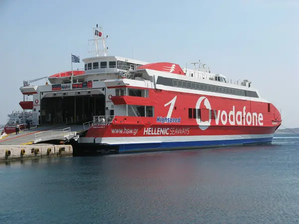 MILOS, CYCLADES, GREECE - 27 AĞUSTOS 2007: Helenic Seaways feribotu Katamaran Highspeed 1 liman kenti Milos Adası Adamas 'a demirlemiştir