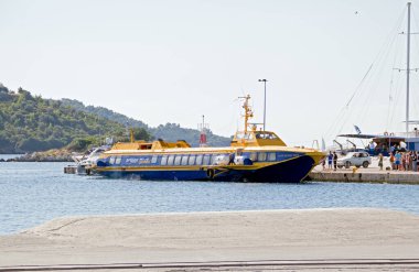 Yunanistan 'ın Skiathos Adası - 30 Temmuz 2019: Ege Uçan Yunusları yüksek hızlı hidrofolyo teknesi Erato Yunanistan' ın Skiathos Adası limanına yanaştı