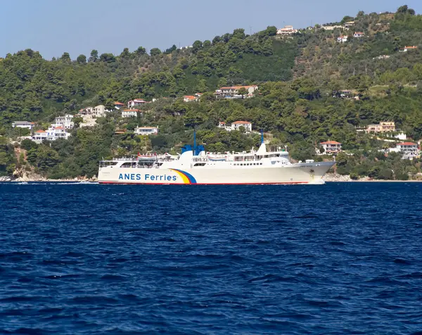 Yunanistan 'ın Skiathos Adası - 30 Temmuz 2019: ANES feribot Proteus Yunanistan' ın Skiathos adasına yaklaşıyor