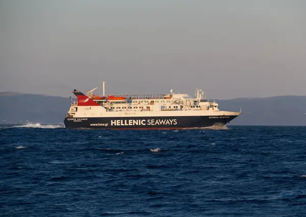 PAGASETIC GULF, GREECE - 27 Temmuz 2019: Yunanistan 'da Volos' tan Kuzey Sporades adalarına giden yolda Hellenic Seaways feribot ekspres Skiathos