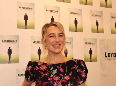 Beverly Hills, CA - 11 Mart 2023: Memleketi Leytenville hakkında yazmaya karar veren yanmış bir araba satıcısı hakkında kısa bir film olan 