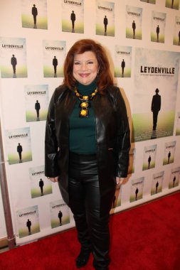 Beverly Hills, CA - 11 Mart 2023: kısa film Leydenville 'in galası için kırmızı halı geliyor. Ana karakter, yazar olmaya karar veren tükenmiş bir araba satıcısı. İlham almak için memleketine gidiyor.. 