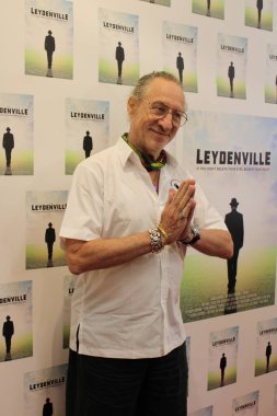 Beverly Hills, CA - 11 Mart 2023: kısa film Leydenville 'in galası için kırmızı halı geliyor. Ana karakter, yazar olmaya karar veren tükenmiş bir araba satıcısı. İlham almak için memleketine gidiyor.. 