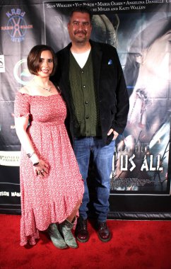 Encino, CA - 14 Eylül 2023: Bizlerin Altında adlı korku filminin galası için kırmızı halı geldi, Harley Wallen 'ın bir filmi, Encino, CA' daki Laemmle Tiyatrosu 'nda çekildi..