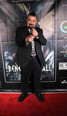 Encino, CA - 14 Eylül 2023: Bizlerin Altında adlı korku filminin galası için kırmızı halı geldi, Harley Wallen 'ın bir filmi, Encino, CA' daki Laemmle Tiyatrosu 'nda çekildi..