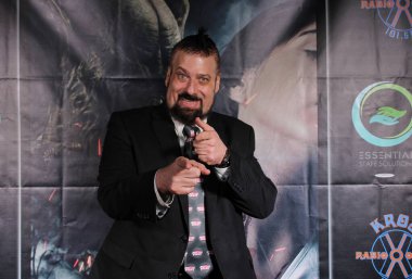 Encino, CA - 14 Eylül 2023: Bizlerin Altında adlı korku filminin galası için kırmızı halı geldi, Harley Wallen 'ın bir filmi, Encino, CA' daki Laemmle Tiyatrosu 'nda çekildi..