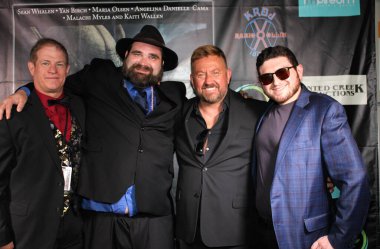 Encino, CA - 14 Eylül 2023: Bizlerin Altında adlı korku filminin galası için kırmızı halı geldi, Harley Wallen 'ın bir filmi, Encino, CA' daki Laemmle Tiyatrosu 'nda çekildi..