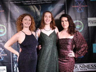 Encino, CA - 14 Eylül 2023: Bizlerin Altında adlı korku filminin galası için kırmızı halı geldi, Harley Wallen 'ın bir filmi, Encino, CA' daki Laemmle Tiyatrosu 'nda çekildi..