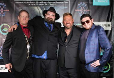 Encino, CA - 14 Eylül 2023: Bizlerin Altında adlı korku filminin galası için kırmızı halı geldi, Harley Wallen 'ın bir filmi, Encino, CA' daki Laemmle Tiyatrosu 'nda çekildi..