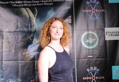 Encino, CA - 14 Eylül 2023: Bizlerin Altında adlı korku filminin galası için kırmızı halı geldi, Harley Wallen 'ın bir filmi, Encino, CA' daki Laemmle Tiyatrosu 'nda çekildi..