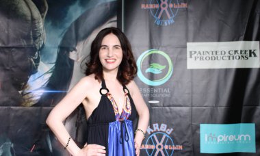 Encino, CA - 14 Eylül 2023: Bizlerin Altında adlı korku filminin galası için kırmızı halı geldi, Harley Wallen 'ın bir filmi, Encino, CA' daki Laemmle Tiyatrosu 'nda çekildi..