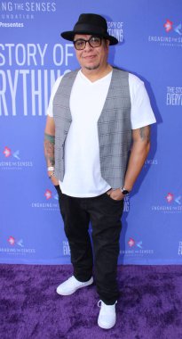 Los Angeles, CA - 28 Ekim 2023: Hawaii 'nin şair ödüllü şairi Kealoha tarafından yazılan The Story of Everything' in galası için Kırmızı Halı Gelişi. Film Maui Film Festivali 'ne gönderildi..