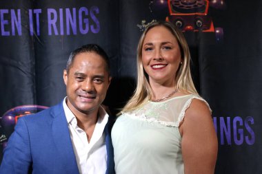 Encino, CA - 28 Ekim 2023: Kıdemli aktris Sally Kirkland 'ın özel gösterimiyle Tyrone Tann' ın çektiği When It Rings filminin prömiyeri için kırmızı halı geldi..