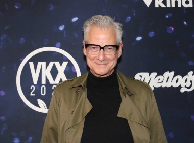 Los Angeles, CA - 10 Kasım 2023: VKIND için kırmızı halı gelişleri, büyüleyici bir deneyime sahip bir vejetaryen etkinliği.