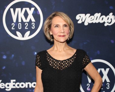 Los Angeles, CA - 10 Kasım 2023: VKIND için kırmızı halı gelişleri, büyüleyici bir deneyime sahip bir vejetaryen etkinliği.